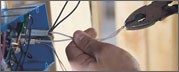 Électricien au travail